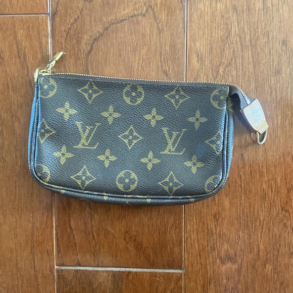 Louis Vuitton pouch. - Picture 3 of 6